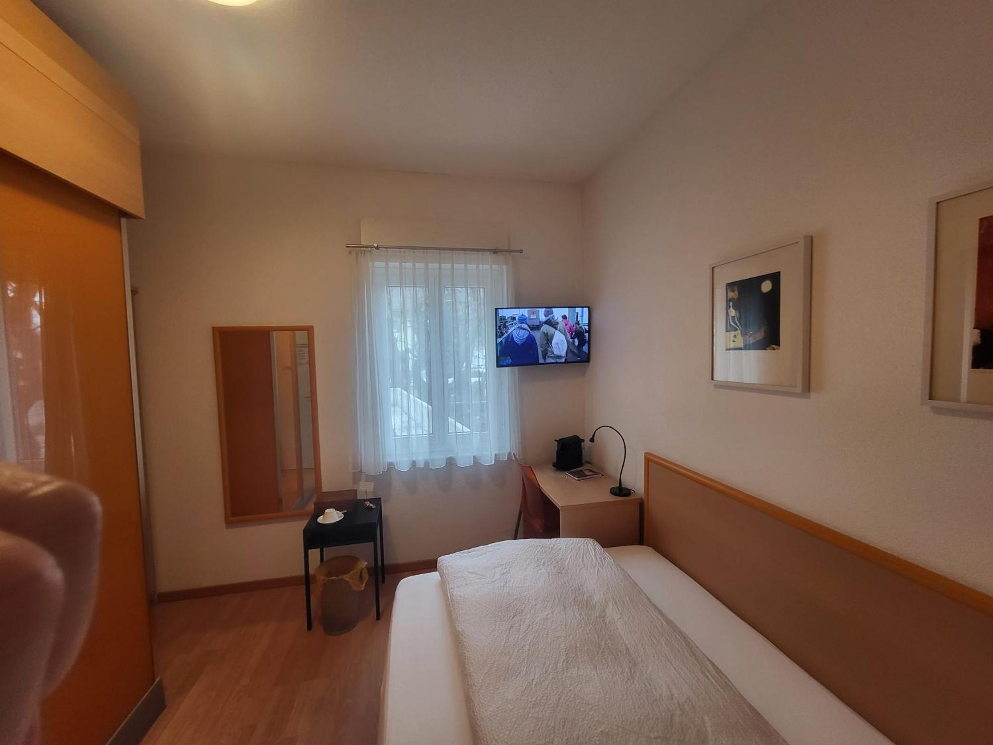 Hotel-Restaurant Eyholz Visp Room photo